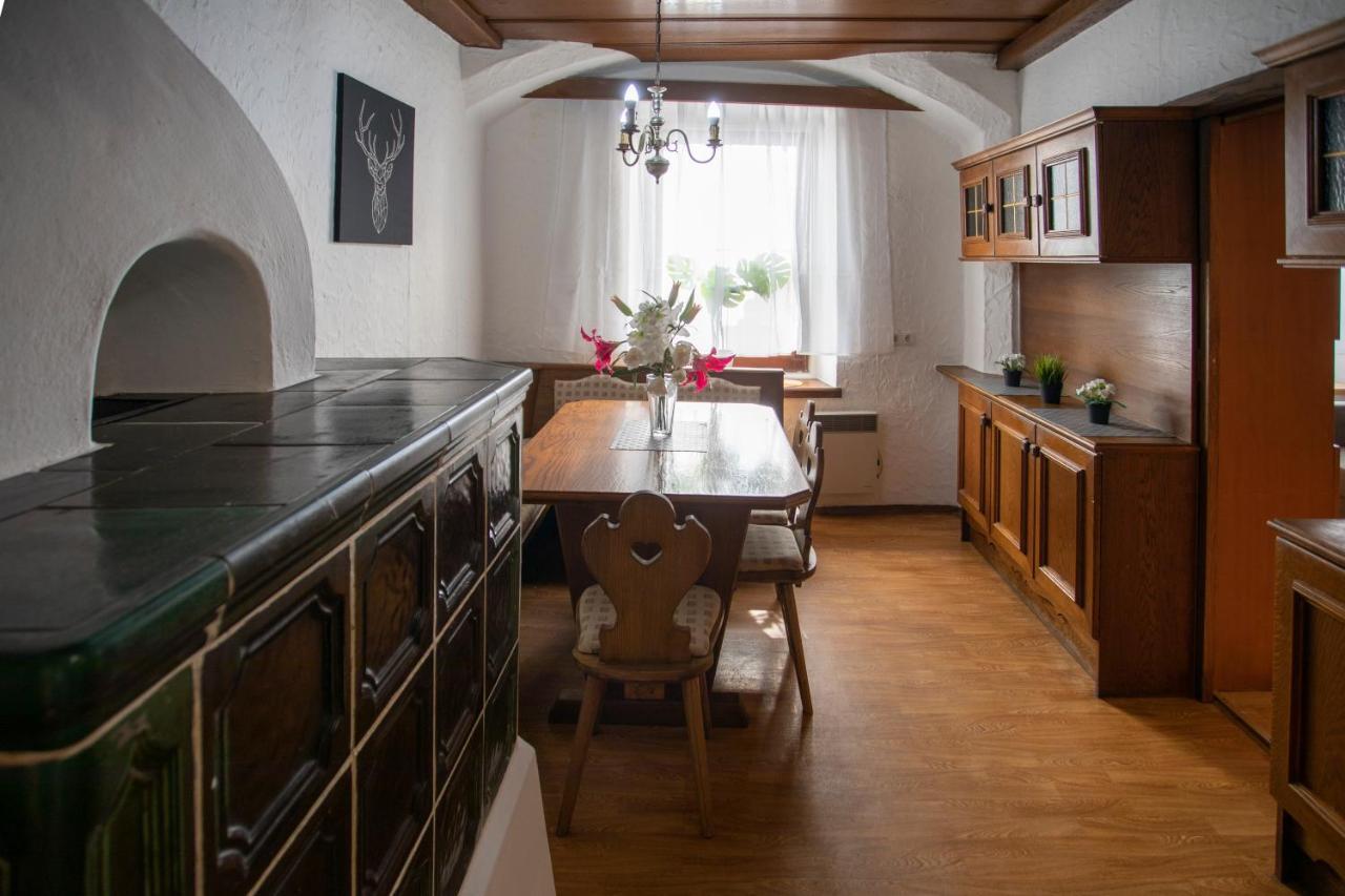 Traditional Old Town Apartment Hall in Tirol Exterior photo